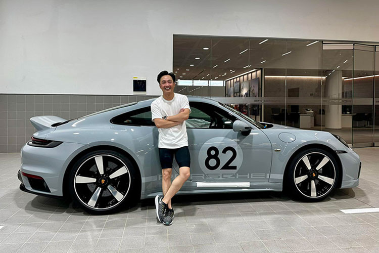 "Lâu rồi mới được tự lái xe đi làm", Cường Đô la mới đây đã chia sẻ dòng trạng thái kèm theo hình ảnh ngồi trong 1 chiếc xe 4 chỗ, và không quên tạo dáng nhí nhảnh để chụp ảnh, úp lên mạng xã hội. Được biết, hiện Cường Đô la thường di chuyển từ quận 7, TP.HCM xuống Bình Dương đi làm bằng chiếc xe thể thao Porsche 911 Sport Classic 2023.