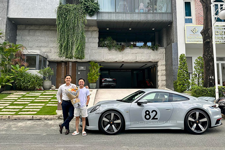 Sau khi đã nhanh chóng bán đi kha khá, siêu xe, xe sang và xe thể thao trong năm 2023 này, đổi lại Cường Đô la cũng mang về nhiều chiếc xe Porsche 911 Sport Classic 2023 đắt tiền. Xe thuộc bản giới hạn chỉ có đúng 1.250 chiếc sản xuất trên toàn thế giới và hiện chỉ mới có 2 xe về Việt Nam