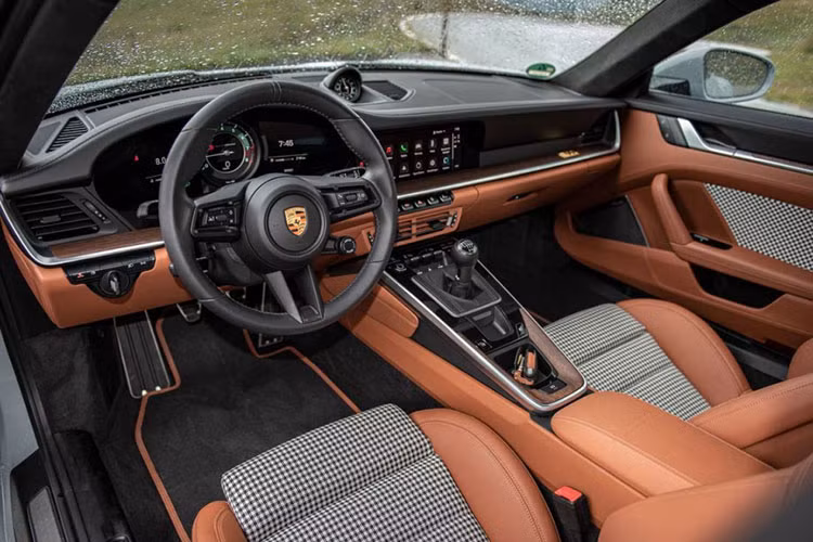 Chiếc xe thể thao giới hạn Porsche 911 Sport Classic sở hữu khối động cơ 6 xy-lanh, dung tích 3.8 lít, tăng áp kép sản sinh công suất tối đa 542 mã lực và mô-men xoắn cực đại 600 Nm.