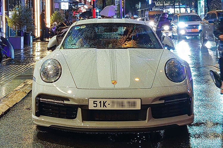 Ngoại thất Porsche 911 Sport Classic 2023 của Cường Đôla sở hữu phần thân rộng với các vòm bánh xe loe và cánh gió đuôi vịt phía sau lấy cảm hứng từ chiếc 911 Carrera RS của những năm 1970. Trong khi đó, phần mái bong bóng kép làm từ nhựa gia cố sợi carbon lại gợi nhớ đến chiếc Sport Classic thời 997.