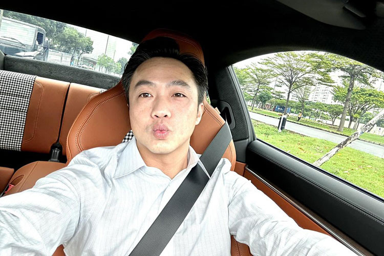 Bên trong, khoang lái của Porsche 911 Sport Classic mới vẫn mang đậm nét hoài cổ với ghế ngồi, táp-pi được trang trí với họa tiết Houndstooth và Pepita đặc trưng. Nội thất được bọc da màu nâu nhạt (Classic Cognac). Bảng đồng hồ của xe sẽ có đường kim màu trắng trong khi các vệt số và số đều có màu xanh. Nội thất được trang trí với logo Sport Classic và số thứ tự của chiếc xe trong tổng số 1.250 chiếc. 