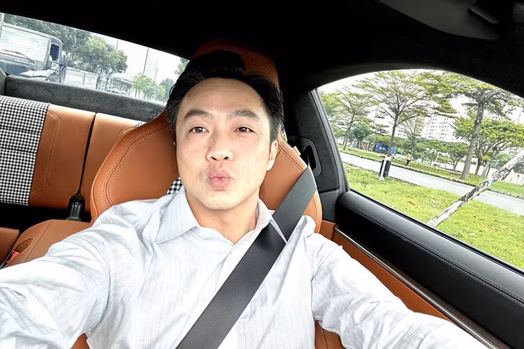 Bên trong, khoang lái của Porsche 911 Sport Classic mới vẫn mang đậm nét hoài cổ với ghế ngồi, táp-pi được trang trí với họa tiết Houndstooth và Pepita đặc trưng. Nội thất được bọc da màu nâu nhạt (Classic Cognac). Bảng đồng hồ của xe sẽ có đường kim màu trắng trong khi các vệt số và số đều có màu xanh. Nội thất được trang trí với logo Sport Classic và số thứ tự của chiếc xe trong tổng số 1.250 chiếc. 