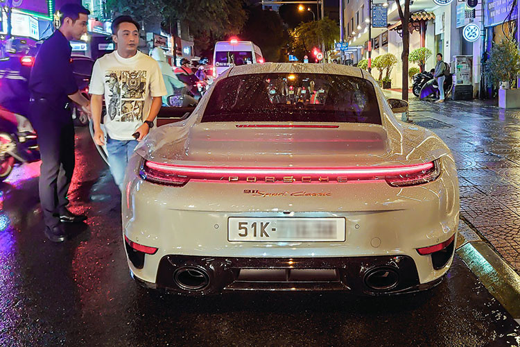 Chiếc xe thể thao phiên bản giới hạn nhà Porsche được trang bị bộ mâm Fuchs cổ điển kích thước 20/21 inch cũng rất độc đáo. Cánh lướt gió phía trước cố định, đèn pha LED-Matrix màu đen và sọc kép kéo dài từ nắp ca-pô ra phía đuôi là những điểm độc quyền của 911 Sport Classic. 