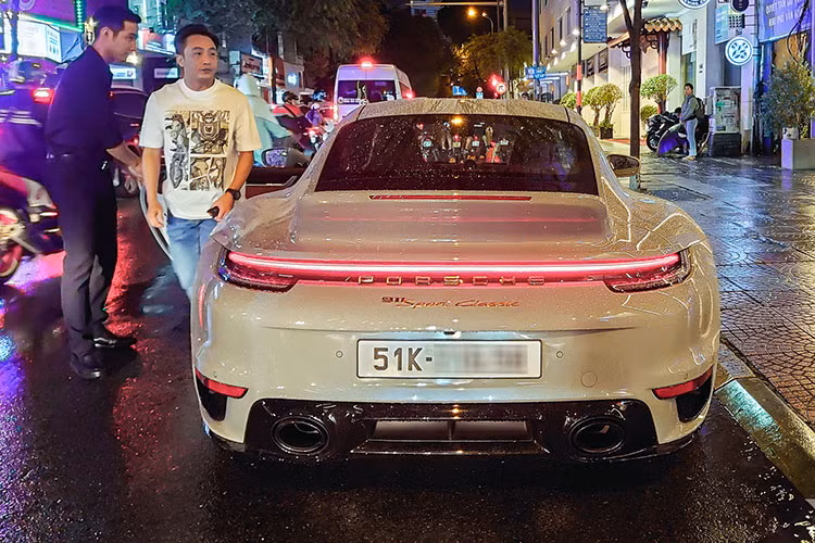 Chiếc xe thể thao phiên bản giới hạn nhà Porsche được trang bị bộ mâm Fuchs cổ điển kích thước 20/21 inch cũng rất độc đáo. Cánh lướt gió phía trước cố định, đèn pha LED-Matrix màu đen và sọc kép kéo dài từ nắp ca-pô ra phía đuôi là những điểm độc quyền của 911 Sport Classic. 