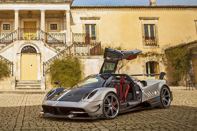 Nhanh và mạnh hơn là "sieu thần gió" Pagani Huayra BC với động cơ tương tự nhưng có công suất tối đa 745 mã lực và mô-men xoắn cực đại 1.100 Nm. Vì nhẹ hơn 132 kg nên Pagani Huayra BC có thể tăng tốc từ 0-100 km/h trong 2,7 giây và đạt vận tốc tối đa 370 km/h.