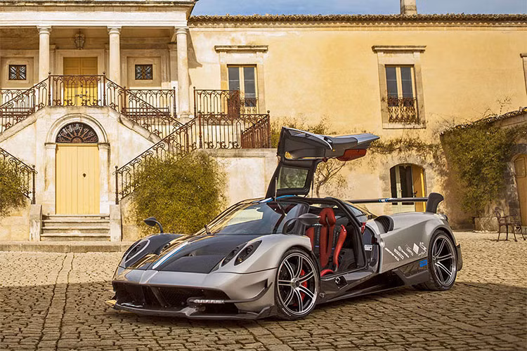 Nhanh và mạnh hơn là "sieu thần gió" Pagani Huayra BC với động cơ tương tự nhưng có công suất tối đa 745 mã lực và mô-men xoắn cực đại 1.100 Nm. Vì nhẹ hơn 132 kg nên Pagani Huayra BC có thể tăng tốc từ 0-100 km/h trong 2,7 giây và đạt vận tốc tối đa 370 km/h.
