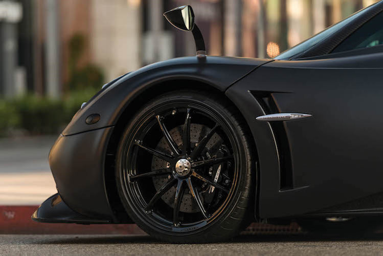 Công ty Putnam Leasing cho rằng Pagani Huayra là siêu xe có giá cho thuê đắt nhất trong lịch sử. Đáng tiếc là công ty này không nói rõ khách hàng có thể thuê phiên bản nào của dòng siêu xe được mệnh danh "thần gió". Hiện Pagani Huayra có 3 phiên bản là tiêu chuẩn, BC và Roadster.