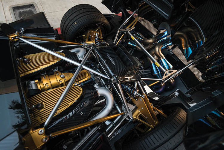 Như đã biết, Pagani Huayra là siêu xe đã lần đầu tiên ra mắt trong năm 2012 như sản phẩm thay thế Zonda. Đến triển lãm ô tô Geneva 2016, hãng Pagani tiếp tục vén màn phiên bản Huayra BC mạnh hơn và phù hợp với đường đua hơn. 1 năm sau, cũng tại triển lãm ở Thụy Sỹ, Pagani Huyara Roadster được giới thiệu.