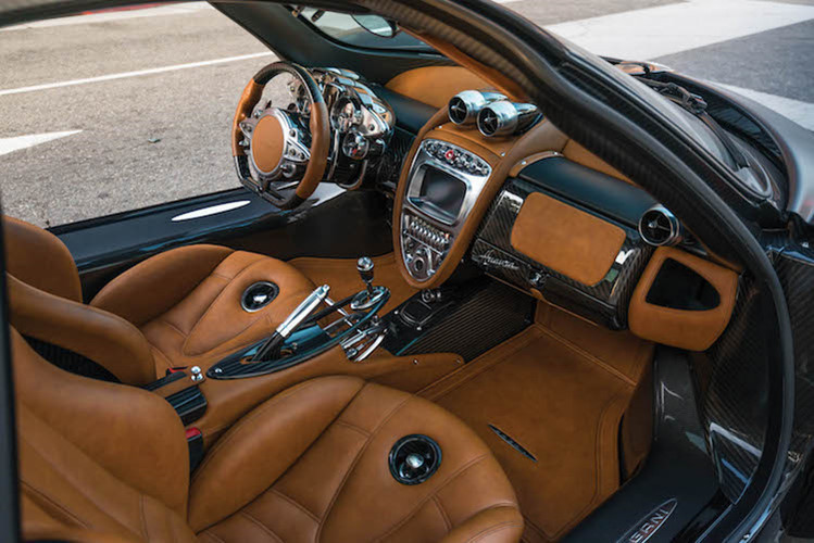 Nếu đồng ý với chi phí thuê và tiền trả trước kể trên, khách hàng tổng cộng sẽ phải chi 2,2 triệu USD để tạm thời sở hữu chiếc Pagani Huayra trong 60 tháng. Con số này không thực sự hợp lý vì khách hàng sẽ chi 2,7 triệu USD để sở hữu vĩnh viễn Pagani Huayra Roadster.