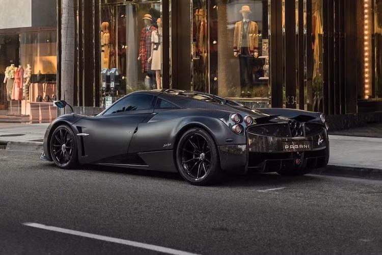 Tuy nhiên, chương trình cho thuê siêu xe Huayra "hàng khủng" này vẫn có thể kéo dài đến 60 tháng (tương đương với 5 năm) nếu khách hàng trả trước số tiền 700.000 USD (khoảng 1,59 tỷ đồng). Nói cách khác, chương trình cho thuê siêu xe này có vẻ như cũng chỉ hợp với nhà giàu.