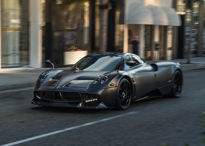 Trong khi đó, Pagani Huayra Roadster sở hữu công suất tối đa 764 mã lực và mô-men xoắn cực đại 1.000 Nm. Động cơ kết hợp với hộp số tự động Xtrac 7 cấp hoàn toàn mới này cho phép siêu xe mui trần nhà Pagani tăng tốc từ 0-100 km/h trong 2,9 giây và đạt vận tốc tối đa 370 km/h.