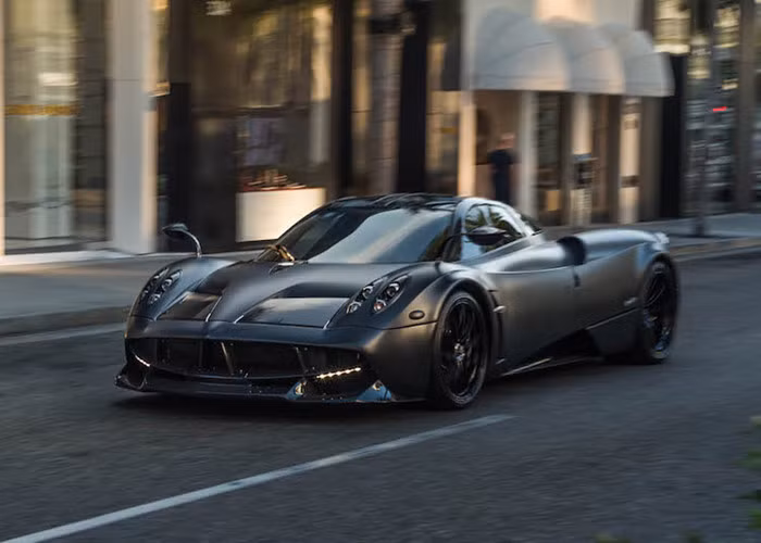 Trong khi đó, Pagani Huayra Roadster sở hữu công suất tối đa 764 mã lực và mô-men xoắn cực đại 1.000 Nm. Động cơ kết hợp với hộp số tự động Xtrac 7 cấp hoàn toàn mới này cho phép siêu xe mui trần nhà Pagani tăng tốc từ 0-100 km/h trong 2,9 giây và đạt vận tốc tối đa 370 km/h.