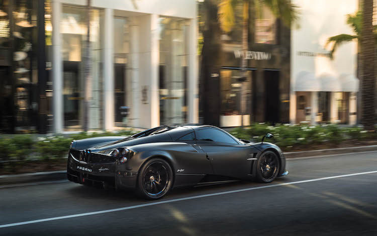 Cả Pagani Huayra Coupe và Roadster đều sử dụng động cơ V12, tăng áp kép, dung tích 6.0 lít. Ở phiên bản coupe, động cơ này tạo ra công suất tối đa 720 mã lực và mô-men xoắn cực đại 1.000 Nm. Nhờ đó, Pagani Huayra Coupe có thể tăng tốc từ 0-96 km/h trong 2,8 giây và đạt vận tốc tối đa 383 km/h.