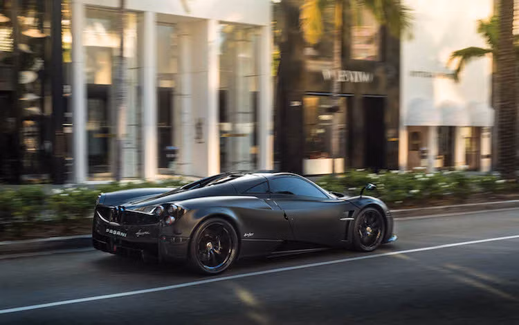 Cả Pagani Huayra Coupe và Roadster đều sử dụng động cơ V12, tăng áp kép, dung tích 6.0 lít. Ở phiên bản coupe, động cơ này tạo ra công suất tối đa 720 mã lực và mô-men xoắn cực đại 1.000 Nm. Nhờ đó, Pagani Huayra Coupe có thể tăng tốc từ 0-96 km/h trong 2,8 giây và đạt vận tốc tối đa 383 km/h.