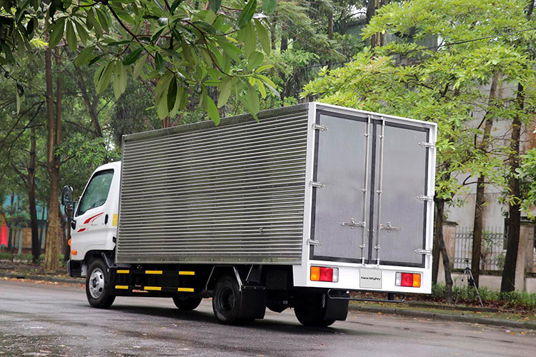 Với chiếc New Mighty N250 hiện tại, khách hàng có thể đóng các loại thùng khác nhau như làm xe ben hoặc xe cứu hộ. Với phiên bản mới New Mighty N250SL, khách hàng sẽ có thêm lựa chọn cho nhu cầu vận chuyển hàng hóa của mình với lợi thế về chiều dài thùng lên tới 4.3m, chở được nhiều hơn hàng hóa nhẹ, cồng kềnh như đồ gia dụng, rau quả, tạp hóa,…