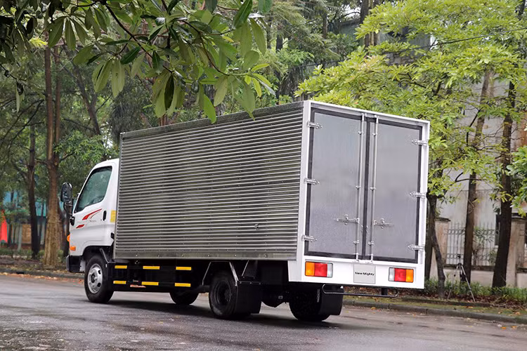 Với chiếc New Mighty N250 hiện tại, khách hàng có thể đóng các loại thùng khác nhau như làm xe ben hoặc xe cứu hộ. Với phiên bản mới New Mighty N250SL, khách hàng sẽ có thêm lựa chọn cho nhu cầu vận chuyển hàng hóa của mình với lợi thế về chiều dài thùng lên tới 4.3m, chở được nhiều hơn hàng hóa nhẹ, cồng kềnh như đồ gia dụng, rau quả, tạp hóa,…