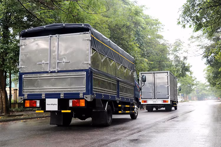 Sau đó được lắp ráp và quản lý chất lượng tại nhà máy Hyundai Thành Công tại Ninh Bình theo tiêu chuẩn nghiệm ngặt và đạt tiêu chuẩn chất lượng của Hyundai toàn cầu. Tính đồng bộ cao của linh kiện chính hãng, cùng với quy trình sản xuất với chất lượng tương đương xe sản xuất trên thị trường quốc tến giúp New Mighty trở thành mẫu xe đạt chất lượng và sự tin cậy hàng đầu trong phân khúc hiện nay.