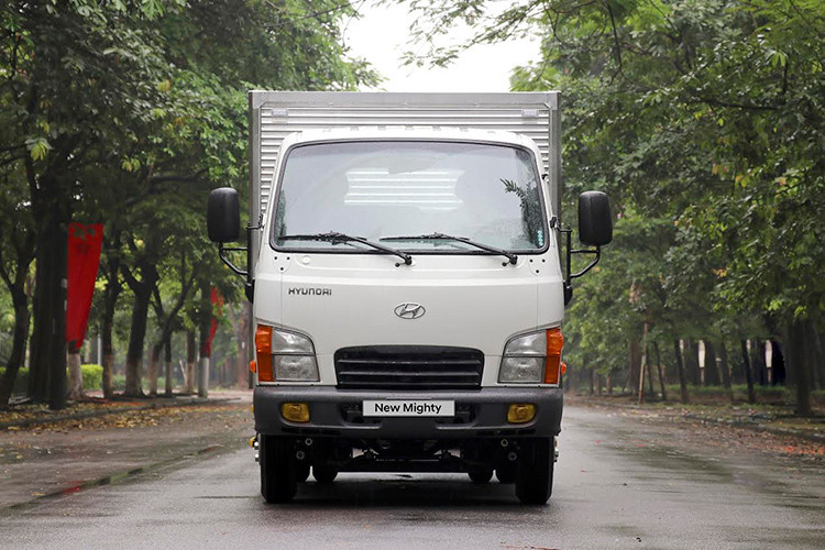 Về tổng thể, Hyudnai New Mighty N250SL 2019 sở hữu đặc điểm nổi bật nhất là chiều dài cơ sở của chiếc xe lên tới 3,310mm và tổng tải trọng của xe cũng được nâng lên mức 4,995kg. Điều này giúp chiều dài thùng xe sẽ được tăng lên tới hơn 4m, tăng khả năng vận chuyển hàng hóa và hiệu quả làm việc của chiếc xe.