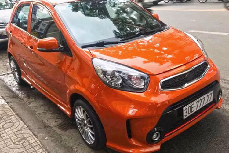 Thời gian gần đây, những mẫu xe bình dân mang biển kiểm soát "khủng" đang thu hút rất nhiều sự chú ý từ cộng đồng mạng. Nếu như trước đây có Kia Morning biển khủng "ngũ quý 9" thì nay đã có một chiếc "ngũ quý 7". Nhưng biển số thuộc "hàng độc nhất vô nhị" này không chỉ khiến người chơi xe mà thậm chí cả các đại gia xe sang, siêu xe cũng ghen tị.