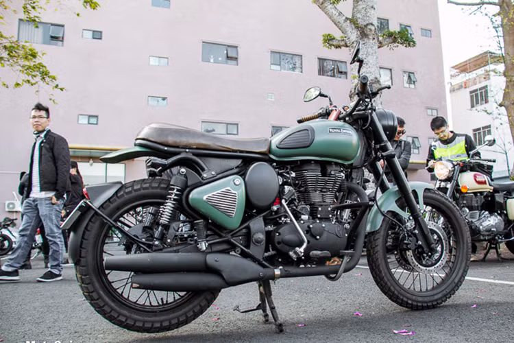 Theo nhiều người chơi xe, nhờ sở hữu ngoại hình đậm chất cổ điển và cứng cáp, Royal Enfield Classic 500 đã trở thành “nguyên liệu” lý tưởng để các tín đồ đam mê xe độ chế theo cá tính và phong cách mình yêu thích như: Cafe Racer, Scrambler, Tracker, Brat, Bobber v.v…