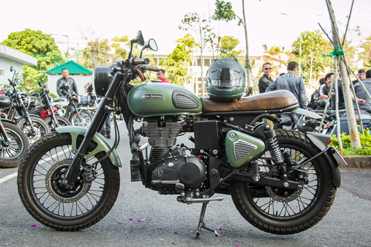 Royal Enfield được xem là hãng xe môtô lâu đời nhất Thế giới, khi đã trên dây chuyền từ năm 1948 tới nay. Mới đây, một người đam mê dòng xe Royal Enfield tại Việt Nam đã độ lại chiếc Classic 500 theo phong cách Brat với tông màu quân đội chất đến từng chi tiết.