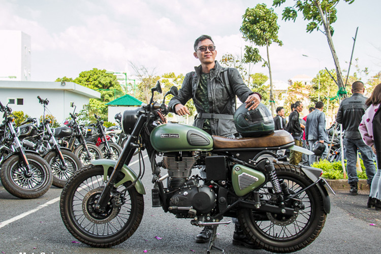 Chủ nhân ben cạnh tác phẩm Royal Enfield Classic 500 độ Brat quân đội của mình. Được biết, với những chi tiết độ đơn giản nhưng cá tính này không quá đắt tiền so với nhiều chiếc xe độ đồ chơi hàng hiệu khác - nhưng nó vẫn mạnh mẽ và mang đậm phong cách "xe chơi" của thương hiệu môtô phân khối lớn cổ điển đến từ nước Anh.