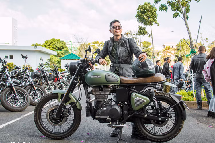 Chủ nhân ben cạnh tác phẩm Royal Enfield Classic 500 độ Brat quân đội của mình. Được biết, với những chi tiết độ đơn giản nhưng cá tính này không quá đắt tiền so với nhiều chiếc xe độ đồ chơi hàng hiệu khác - nhưng nó vẫn mạnh mẽ và mang đậm phong cách "xe chơi" của thương hiệu môtô phân khối lớn cổ điển đến từ nước Anh.