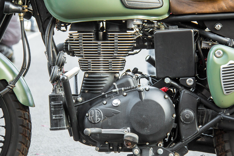 Chiếc xe được trang bị khối động cơ 500 phân khối làm mát bằng gió, phun xăng điện tử và có công suất lên đến 27,2 mã lực, với mômen xoắn cực đại 41,3 Nm tại 4.000 vòng/phút, đi kèm hộp số 5 cấp. Mặc dù công suất 27,22 mã lực nhưng theo đánh giá của nhiều người, xe không được mạnh mẽ như các đối thủ cùng phân phúc. 