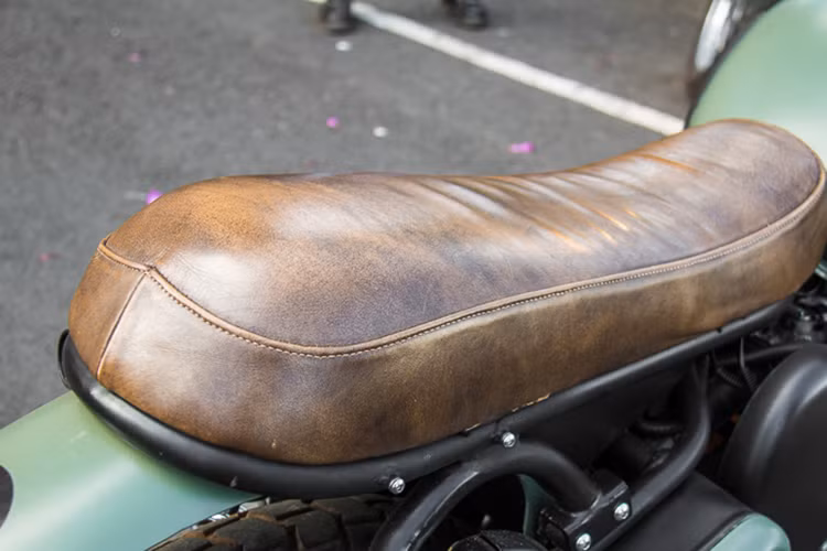 Chi tiết mang lại điểm nhấn cho tổng thể xe là bộ yên da màu nâu được may thủ công. Phần đuôi xe hầu như đã được thay đổi hoàn toàn, tạo dáng thon gọn và cá tính hơn so với nguyên bản của nhà sản xuất.