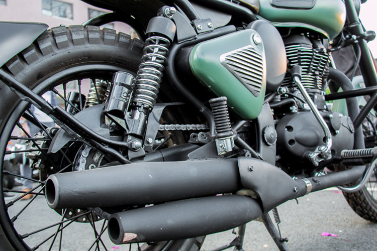 Bộ ống xả kép được độ chế lại từ mẫu Honda Rebel cũ. Đầu đèn cũng đã được thay thế bằng bộ đèn gương cầu kết hợp rất ấn tượng, xi nhan thay mới dạng led, ốp kim loại dạng lưới được ốp khéo léo 2 bên hông xe. Đi kèm theo đó là bộ lốp gai lớn chuyên trị địa hình on và offroad.