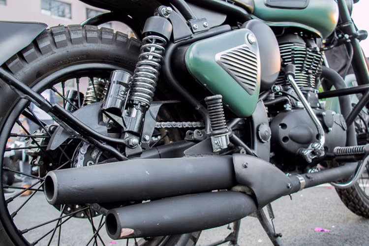 Bộ ống xả kép được độ chế lại từ mẫu Honda Rebel cũ. Đầu đèn cũng đã được thay thế bằng bộ đèn gương cầu kết hợp rất ấn tượng, xi nhan thay mới dạng led, ốp kim loại dạng lưới được ốp khéo léo 2 bên hông xe. Đi kèm theo đó là bộ lốp gai lớn chuyên trị địa hình on và offroad.