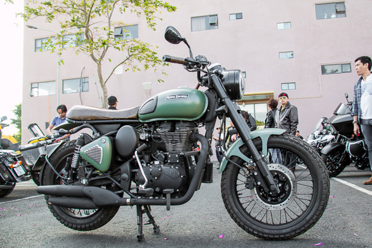 Royal Enfield Classic 500 được phân phối chính hãng tại Việt Nam và có rất nhiều màu sắc để các khách hàng lựa chọn bao gồm: Đen/Black – Nâu vàng/Tan – Bạc/Silver – Xanh dương/Squadron Blue, các bản màu này có giá 120 triệu đồng. Phiên bản Chrome cao hơn 7 triệu đồng với 3 màu Chrome gồm: Chrome xám – Chrome Đen và Chrome xanh rêu.