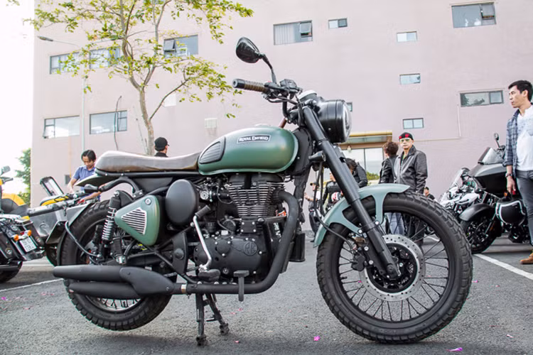 Royal Enfield Classic 500 được phân phối chính hãng tại Việt Nam và có rất nhiều màu sắc để các khách hàng lựa chọn bao gồm: Đen/Black – Nâu vàng/Tan – Bạc/Silver – Xanh dương/Squadron Blue, các bản màu này có giá 120 triệu đồng. Phiên bản Chrome cao hơn 7 triệu đồng với 3 màu Chrome gồm: Chrome xám – Chrome Đen và Chrome xanh rêu.