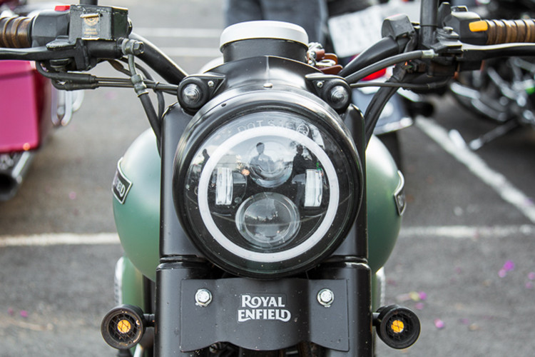 Về ngoại hình, chiếc Royal Enfield Classic 500 này không được thay đỏi két cấu quá nhiều, chủ yếu là nâng cấp màu mới và một số phụ kiện. Cụ thể, toàn thân xe đã được chủ nhân phủ màu sơn xanh quân đôi cực chất.