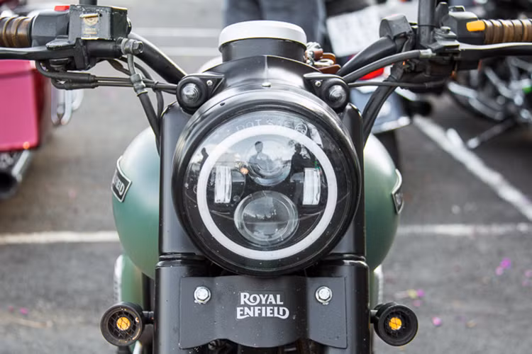 Về ngoại hình, chiếc Royal Enfield Classic 500 này không được thay đỏi két cấu quá nhiều, chủ yếu là nâng cấp màu mới và một số phụ kiện. Cụ thể, toàn thân xe đã được chủ nhân phủ màu sơn xanh quân đôi cực chất.