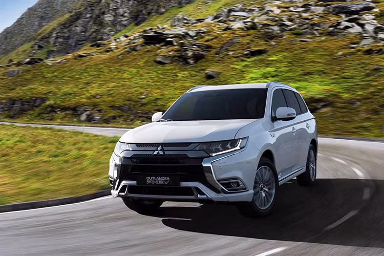 Mẫu xe Mitsubishi Outlander PHEV được xem là chiếc compact crossover hybrid chạy điện dẫn động 4 bánh (AWD) đầu tiên trên thế giới, xe được phân phối chủ yếu tại thị trường Châu Âu và quê nhà Nhật Bản.