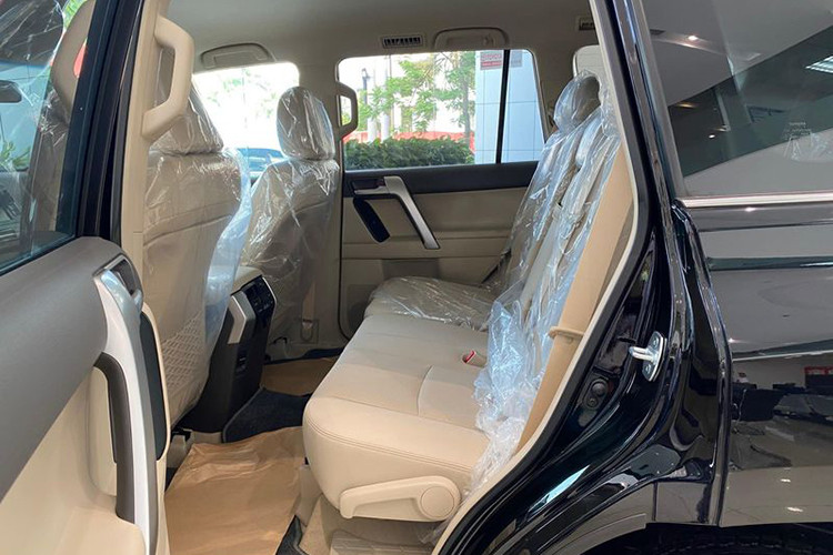 Ngoài một số trang bị nâng cấp, bên trong Prado 2020 mới vẫn không có thay đổi nhiều về các chi tiết tiện nghi. Xe sẽ tiếp tục được trang bị các công nghệ an toàn như camera lùi, 7 túi khí, ga tự động, hệ thống kiểm soát lực kéo, cảm biến sau, hệ thống cân bằng điện tử, hệ thống ABS, BA, EBD...