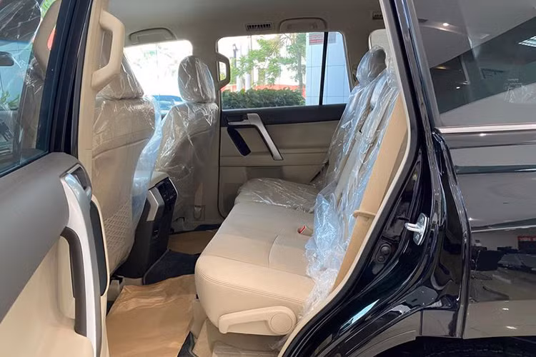 Ngoài một số trang bị nâng cấp, bên trong Prado 2020 mới vẫn không có thay đổi nhiều về các chi tiết tiện nghi. Xe sẽ tiếp tục được trang bị các công nghệ an toàn như camera lùi, 7 túi khí, ga tự động, hệ thống kiểm soát lực kéo, cảm biến sau, hệ thống cân bằng điện tử, hệ thống ABS, BA, EBD...