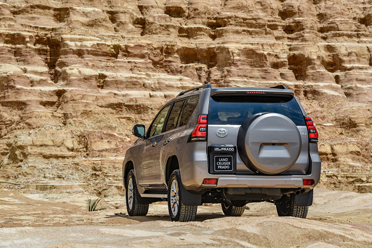 Thiết kế và trang bị ngoại thất của xe không có gì thay đổi, vẫn kiểu dáng SUV cỡ lớn với hệ thống đèn full LED, mâm hợp kim đa chấu kích cỡ 18 inch. Tương tự, nội thất xe vẫn giữ nguyên bao gồm vô lăng 4 chấu tích hợp đầy đủ nút bấm, ghế lái chỉnh điện 10 hướng có tính năng sưởi và thông gió, điều hòa tự động 3 vùng độc lập,…