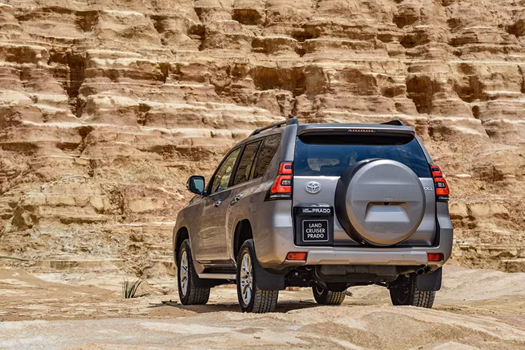 Thiết kế và trang bị ngoại thất của xe không có gì thay đổi, vẫn kiểu dáng SUV cỡ lớn với hệ thống đèn full LED, mâm hợp kim đa chấu kích cỡ 18 inch. Tương tự, nội thất xe vẫn giữ nguyên bao gồm vô lăng 4 chấu tích hợp đầy đủ nút bấm, ghế lái chỉnh điện 10 hướng có tính năng sưởi và thông gió, điều hòa tự động 3 vùng độc lập,…