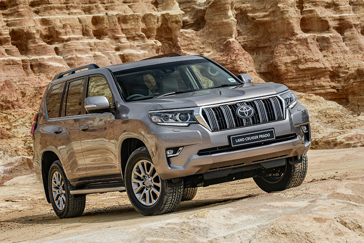 Những tiện nghi mới xuất hiện trên Toyota Land Cruiser Prado 2020 bao gồm gạt mưa tự động, gương chiếu hậu trung tâm chống chói tự động, đèn chờ dẫn đường, đèn chiếu sáng bậc lên xuống và khóa cửa điện kép.