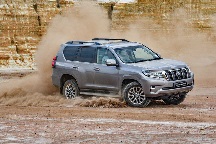 Đã có mặt trên hệ thống đại lý ủy quyền chính hãng của Toyota Việt Nam từ ngày 27/5/2020 nhưng phải đến hôm nay (8/6/2020), Toyota Land Cruiser Prado 2020 mới chính thức được mở bán ra thị trường với những nâng cấp nhẹ và tăng giá cao hơn so với thế hệ trước.