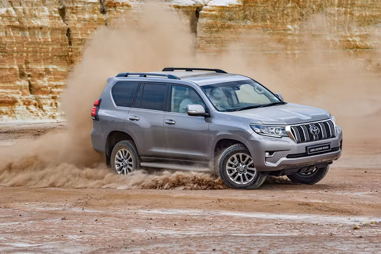 Đã có mặt trên hệ thống đại lý ủy quyền chính hãng của Toyota Việt Nam từ ngày 27/5/2020 nhưng phải đến hôm nay (8/6/2020), Toyota Land Cruiser Prado 2020 mới chính thức được mở bán ra thị trường với những nâng cấp nhẹ và tăng giá cao hơn so với thế hệ trước.