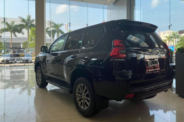 Về truyền động, Toyota Land Cruiser Prado 2020 sử dụng khối động cơ 2.7L 4 xy-lanh như phiên bản cũ, khối động cơ này sản sinh ra công suất tối đa 161 mã lực và 246 Nm mô-men xoắn cực đại. Sức mạnh được truyền xuống thông qua hộp số tự động 6 cấp và hệ dẫn động 4 bánh. 