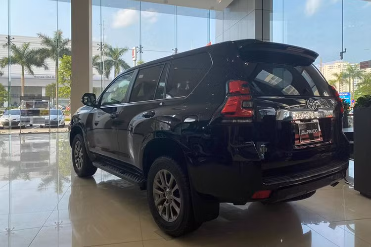 Về truyền động, Toyota Land Cruiser Prado 2020 sử dụng khối động cơ 2.7L 4 xy-lanh như phiên bản cũ, khối động cơ này sản sinh ra công suất tối đa 161 mã lực và 246 Nm mô-men xoắn cực đại. Sức mạnh được truyền xuống thông qua hộp số tự động 6 cấp và hệ dẫn động 4 bánh. 