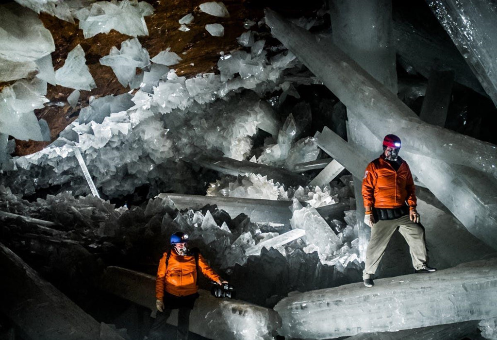 Mỏ pha lê Naica tình cờ được phát hiện vào năm 2000 bởi một cặp thợ mỏ Eloy và Javier Delgado. Các hang động khác cũng được tìm thấy ở khu vực xung quanh như Ice Palace, Cave of Swords, Queen's Eye và Candles. Trong môi trường nhiệt độ và độ ẩm đặc thù, khoáng chất dưới lòng đất tại đây chuyển sang dạng tinh thể pha lê lấp lánh. Ảnh: Inverse.