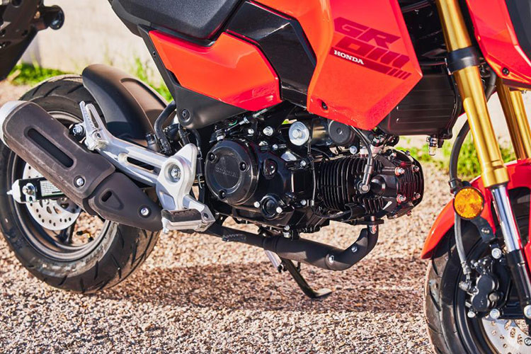 Kích thước tổng thể của xe vẫn là 1760 x 720 x 1015 mm với độ cao yên là 761mm và khoảng sáng gầm là 180mm đảm bảo khả năng di chuyển linh hoạt trên các địa hình phức tạp của đường phố.