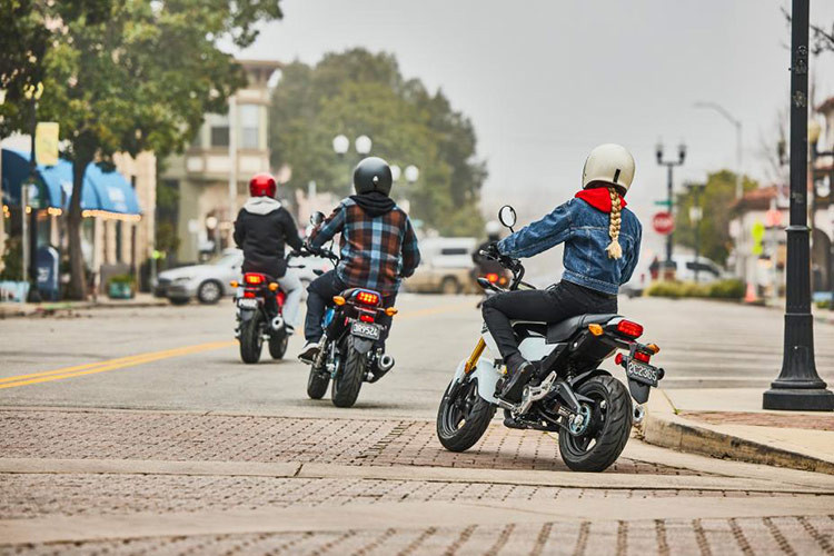 Khối động cơ này sản sinh công suất tối đa là 7,3 kW tại 7250 vòng/phút và mômen xoắn cực đại là 10,8 Nm tại 6000 vòng/phút. Xe vẫn được trang bị hệ thống truyền động bằng xích kèm theo đó là hộp số 5 cấp.