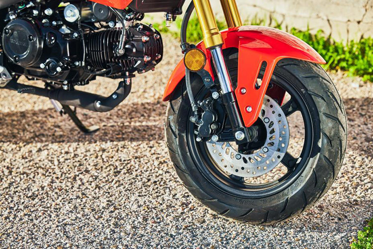 Bộ vành của Grom 125 2025 được thiết kế dạng hợp kim 5 chấu 12 inch kèm bộ lốp béo có kích thước 120/70 và 130/70 lần lượt cho bánh trước và sau của xe.