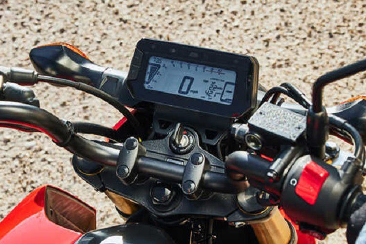 Cụm đồng hồ chính trên Honda Grom 125 2025 dạng kỹ thuật số toàn phần hiển thị đầy đủ các thông số, và chìa khóa cơ truyền thống.